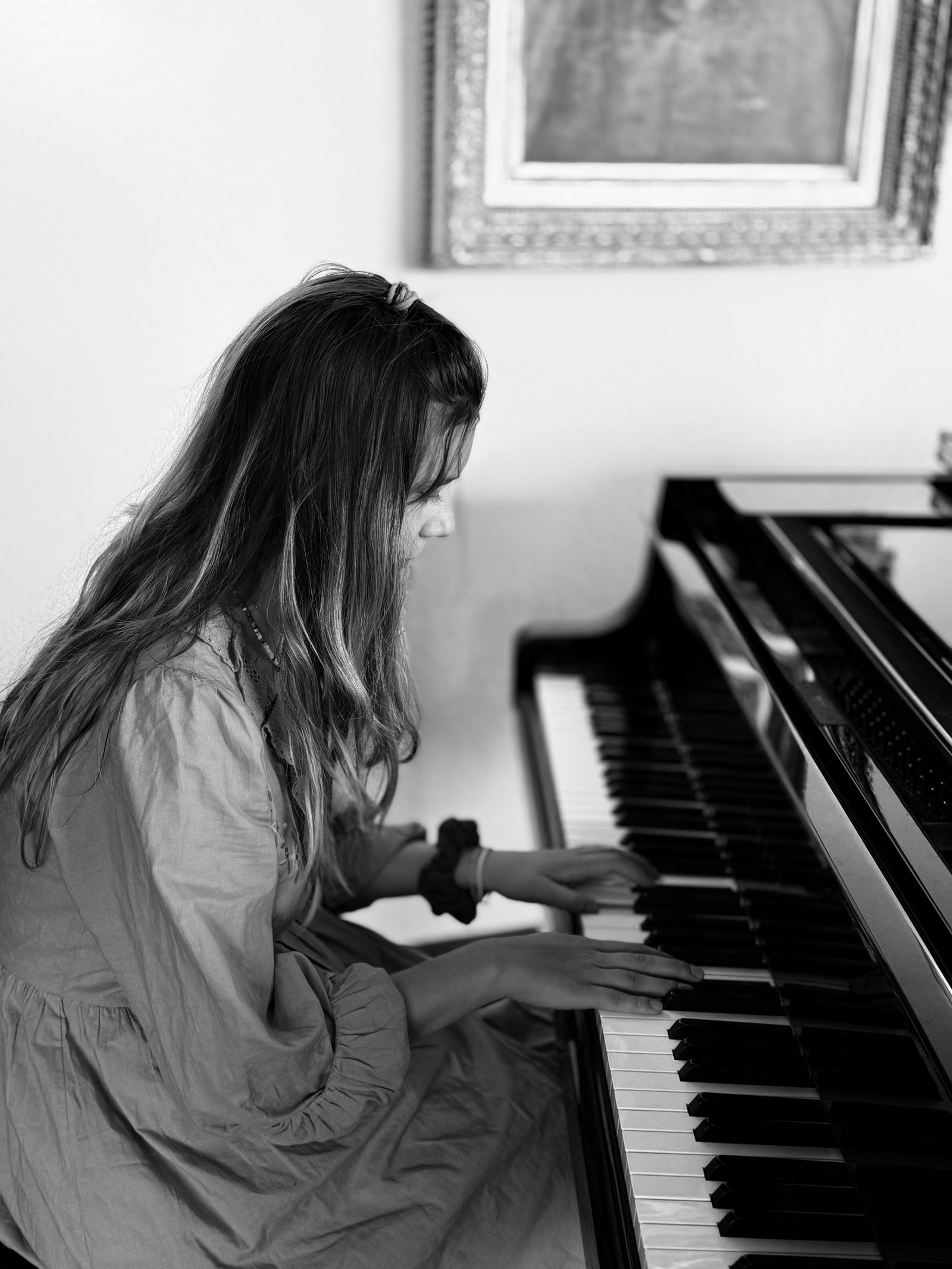 Larina am Flügel / Larina at the grand piano